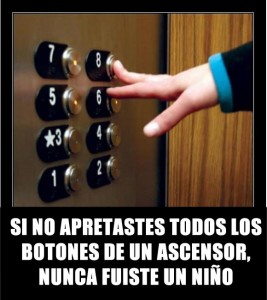 cosas de niño tocar botones ascensor