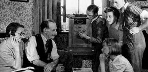 escuchando radio