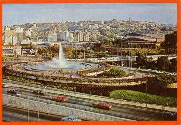La fuente de la Plaza Venezuela en Caracas